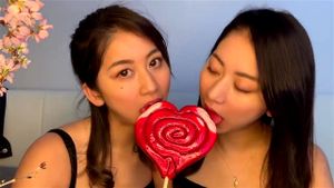 日本双胞胎舔棒棒糖ASMR体验