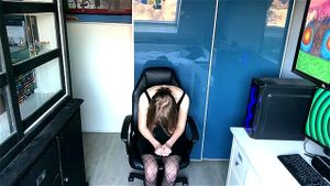该视频展示了一段强烈的情感反应，涉及成人间互相尊重的互动。场景设定在充满热情与亲密的环境中，强调双方的自愿参与。探索感官体验与深度连接。