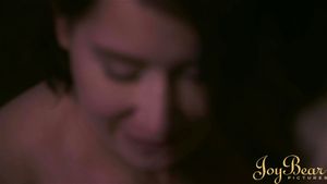 纹身女同性恋贝拉·奥哈拉 (Belle O'Hara) 和伊娃·雷 (Eva Ray) 感性地舔对方的阴部