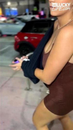 与美丽的棕发女郎Roxie Sinner在南滩的罪恶之旅