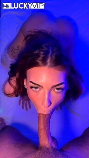 欲火难耐的宝贝莎乐美在高潮时大声呻吟，享受着酣畅淋漓的性爱