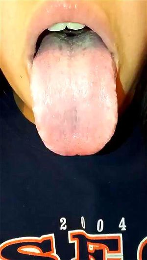 佩戴牙套的成人女性伸舌挑逗，口腔迷恋诱惑