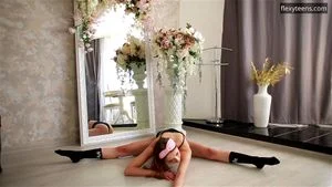 超级灵活性感的年轻女性 Tanya Skuka