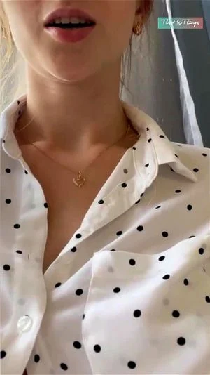 性感的丰满美乳喷出滚烫乳汁，天啊，她真是美艳动人！