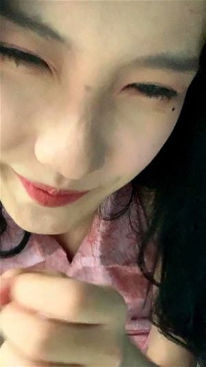 可爱的亚洲美女展示口部与口水技巧