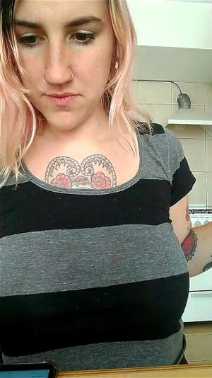 纹身拉丁裔巨乳