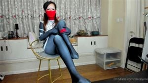 穿着缎面手套的中文性感女郎