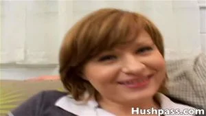 米歇尔·克里斯蒂安 (Michelle Christian) 的白色紧致阴部被肖恩·迪塞尔 (Shane Diesel) 的鸡巴撕裂