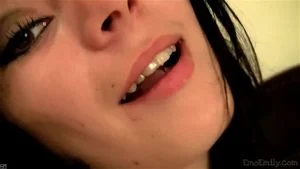 Emo 年轻女性小鸡独奏触摸她的阴户