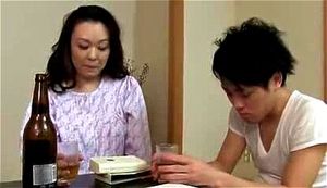 日本熟女与伴侣酒后激情性爱