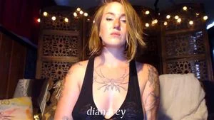 DR - 迷人眼神 - 一位充满自信的成熟女性展现其诱人魅力，通过深情凝视和挑逗姿态吸引观众。视频聚焦于她性感的表情和自然流露的诱惑力，适合喜欢视觉刺激和情感连接的观众。探索成人内容中的美学与激情，享受这段引人入胜的表演。