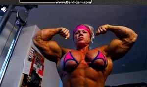 肌肉发达的健美女性