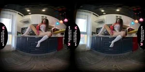 单身女郎，Angel Kriss 在 VR 厨房里自慰