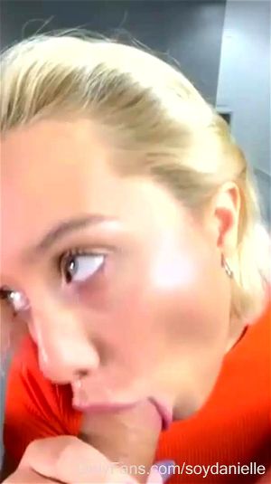 金发美女口交自慰第一视角
