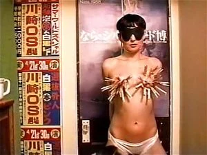 欲火中烧的家伙喜欢把衣夹放在他奴隶的乳房上