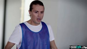 裸体主义者家庭一起全裸进行所有活动。包括性爱！