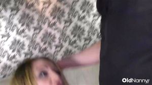 金发美女身着透视上衣在酒吧调情，随后在沙发上口交