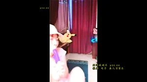 女神使用电动按摩棒自慰，享受极致的快感与满足。这款高品质的电动按摩棒专为成人设计，提供多种振动模式和强度，帮助您探索身体的愉悦。体验这款电动按摩棒的强大功能，带来难忘的感官盛宴。