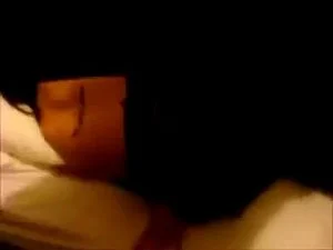 两位好友轮流与一位当地女士亲密互动
