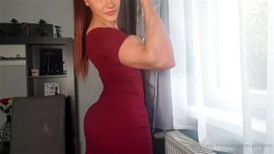 肌肉发达的健身美女展示健美二头肌