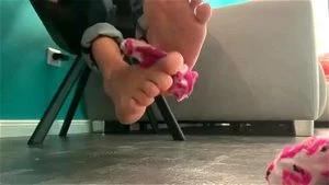 粉红色及踝袜在桌子下挑逗