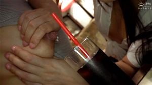 亚裔女同性恋哺乳