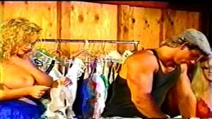 丰满双乳复古风BABES身着情趣内衣
