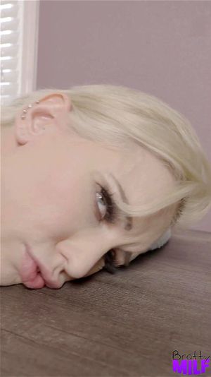 继子帮助他的继母，但丰满的乳房继续前进。