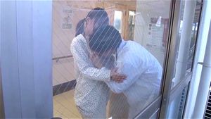 这个看起来普通的女孩却拥有傲人双峰，而我恰好有机会一睹风采