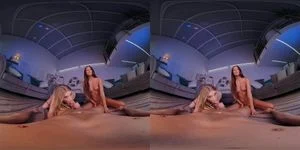 晚餐前的狂野三人行：与Eyla Moore和Cindy Shine的VR色情体验