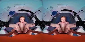 VR 康克·马迪·柯林斯 (Conk Madi Collins) 在第五元素性爱模仿 VR 色情片中饰演 Leeloo