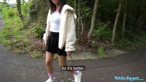 Public Agent 娇小的英国棕发女郎在差点被失控的出租车撞到后口交和做爱