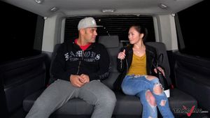 女孩需要搭车，在公交车上被猛干