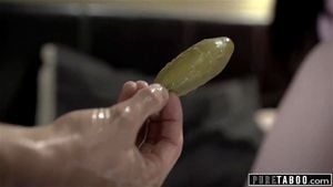 Pure Taboo 继妹用黄瓜刺激后庭以引导书呆子哥哥尝试肛交