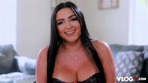 丰盈宝贝 Zoey Foxz 一屁股坐下去，抚弄硬挺肉棒，带来一场惊人的女上位纵横挺进
