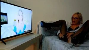 白人女孩喜欢观看并对着大黑屌色情片自慰