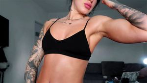 肌肉女孩二头肌