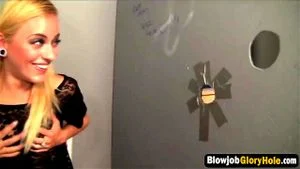 金发美女脱光衣服，有一个大鸡巴可供吮吸