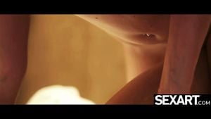 观看饥渴女同性恋美女为裸体按摩涂油