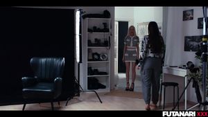 魔法相机冻结时间 - 性感跨性别者与大鸡巴操脸年轻女性金发女郎