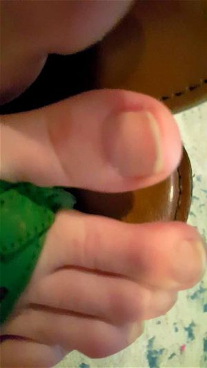 穿人字拖的脚面