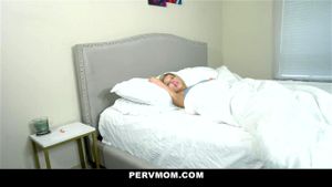 PervMom - 丰满金发熟女安抚继子的阳具