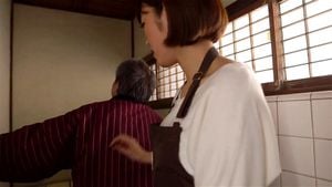 偶然相遇的封闭空间已婚福利护理员与年长男士水野朝阳