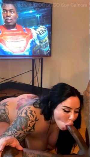 丰满女性在男性玩游戏时为他进行口交