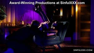 Emily Pink、Francis X 在 SinfulXXX 播客期间的感性操