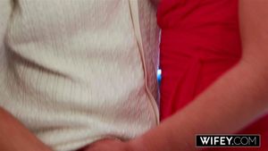 Wifey 丰满金发性感人妻 Alexa Leigh 骑乘巨大肉棒时丈夫拍摄