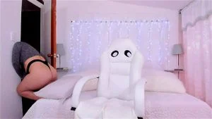 丰臀美女 头巾 深发色 诱惑挑逗