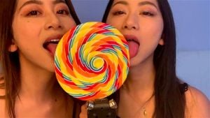 日本双胞胎吸棒棒糖ASMR