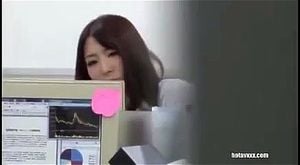 办公室女职员与亚洲技术员