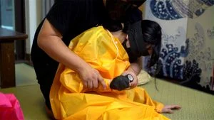 雨衣下的诱人双峰